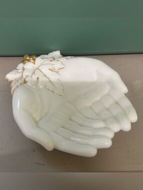 Vintage Westmoreland Milk Glass Giving Hands Trinket Dish